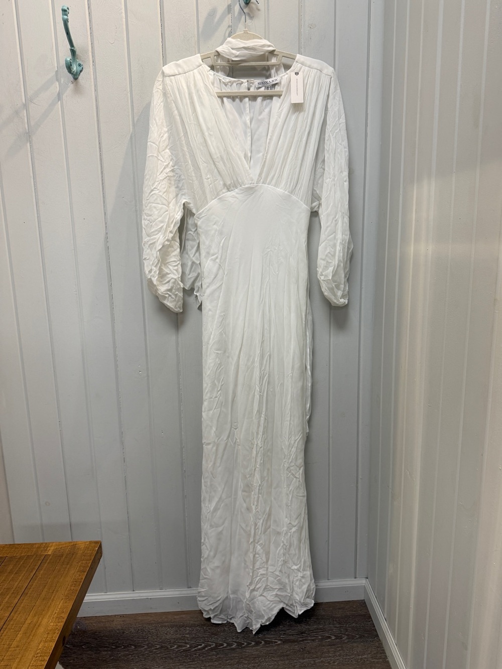 NWT Shona Joy Elegant White Long V-Neck Women’s Dress With Neck Scarf